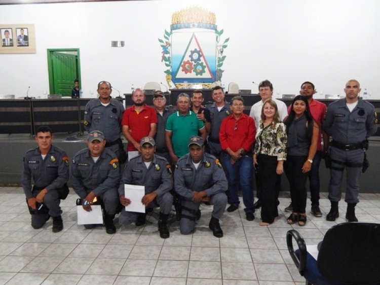 Sess&atilde;o na C&acirc;mara tem homenagens a atletas locais e policiais militares